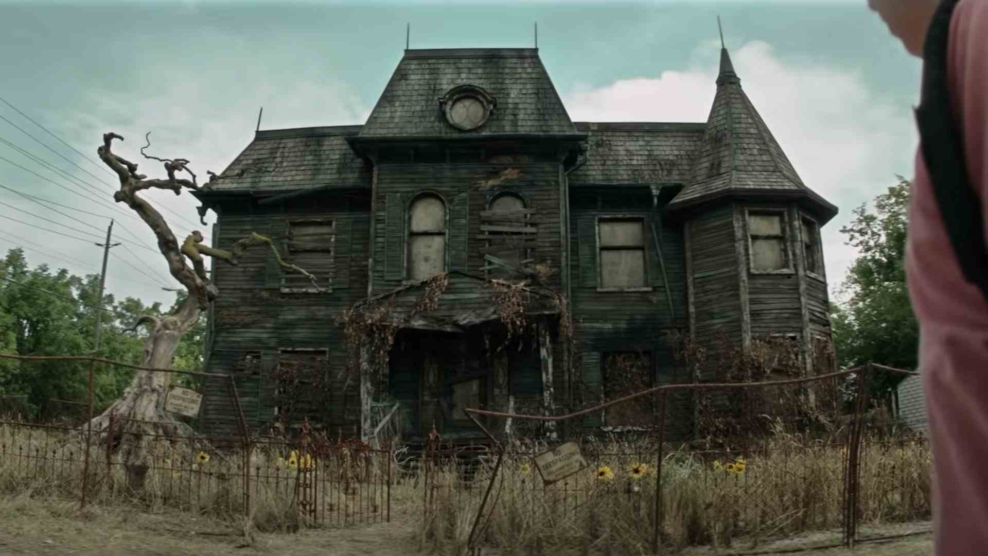 Une autre vieille maison effrayante, abandonnée et condamnée.