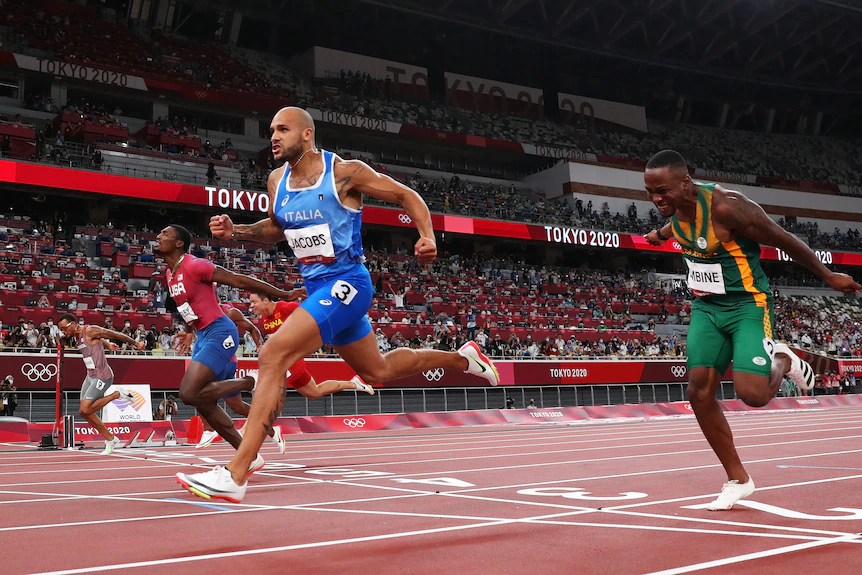 Lamont Jacobs serre le poing alors qu'il franchit la ligne d'arrivée de la finale du 100 m des Jeux Olympiques de Tokyo.