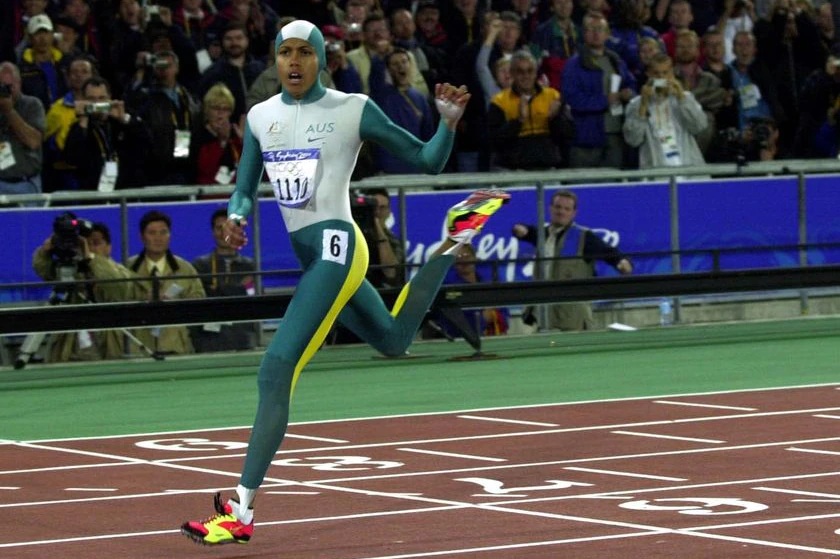 Cathy Freeman, vêtue d'un body, franchit la ligne d'arrivée pour remporter le 400 m féminin aux Jeux olympiques de Sydney.