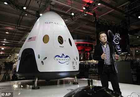 Elon Musk avec sa capsule Dragon Crew