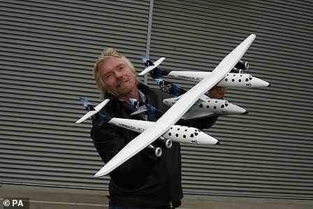 Richard Branson avec le vaisseau spatial Virgin Galactic