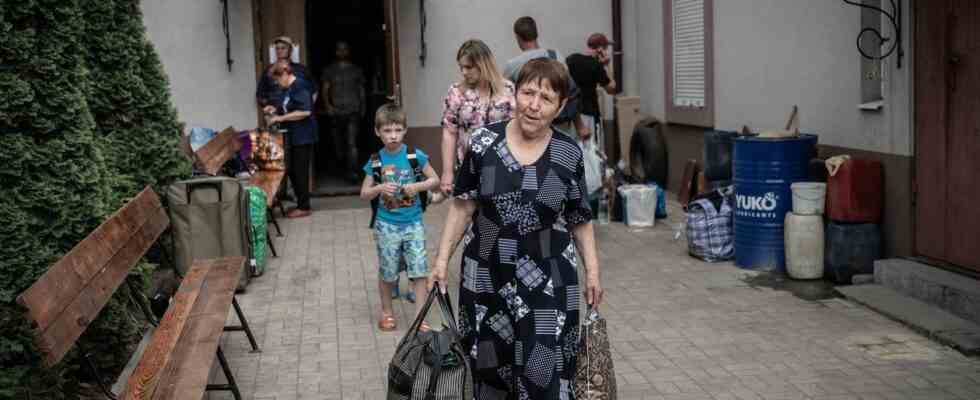 A bord du dernier service de train evacuant les villes