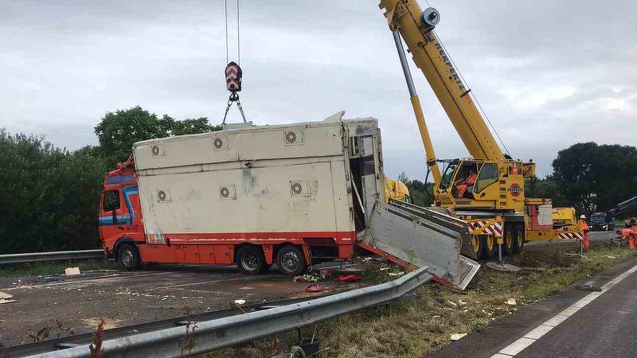 Le camion renversé doit être récupéré avec une grue.