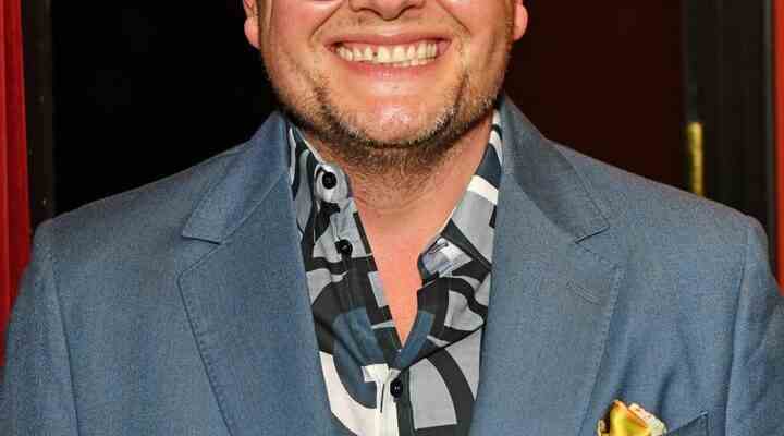 Alan Carr dit quil prend une pause dans le showbiz