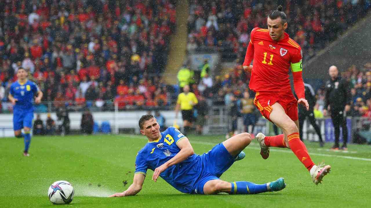 Le capitaine gallois Gareth Bale en duel avec Ilya Zabarnyi.