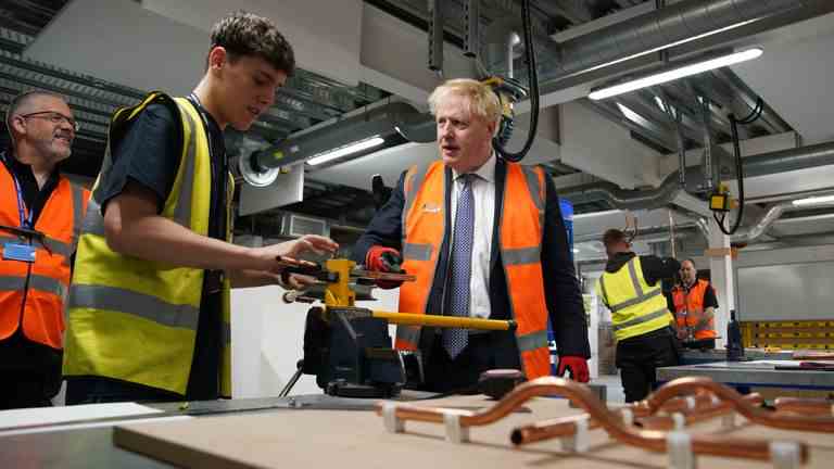 Le Premier ministre Boris Johnson a rencontré l'étudiant Cassidy (nom de famille non donné) à Blackpool et au Fylde College de Blackpool, dans le Lancashire, où il a annoncé de nouvelles mesures pour potentiellement aider des millions de personnes à accéder à l'échelle de la propriété.  Date de la photo : jeudi 9 juin 2022.
