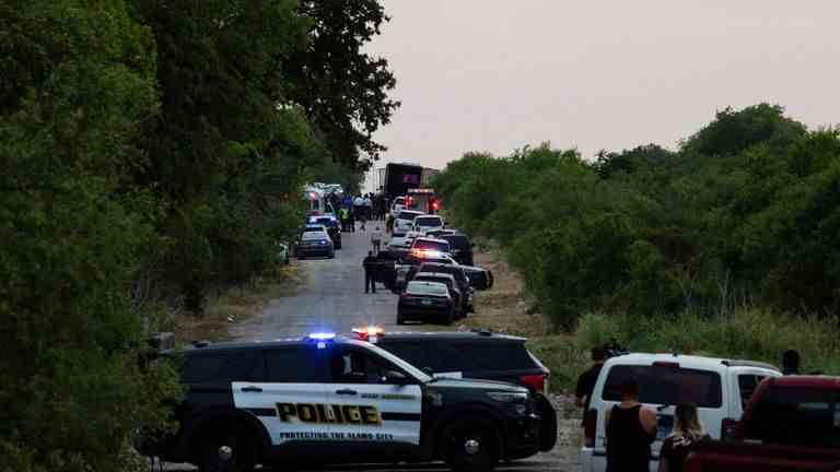 Des policiers travaillent sur les lieux où des personnes ont été retrouvées mortes dans un camion à San Antonio, Texas, le 27 juin 2022.  REUTERS/Kaylee Greenlee Beal
