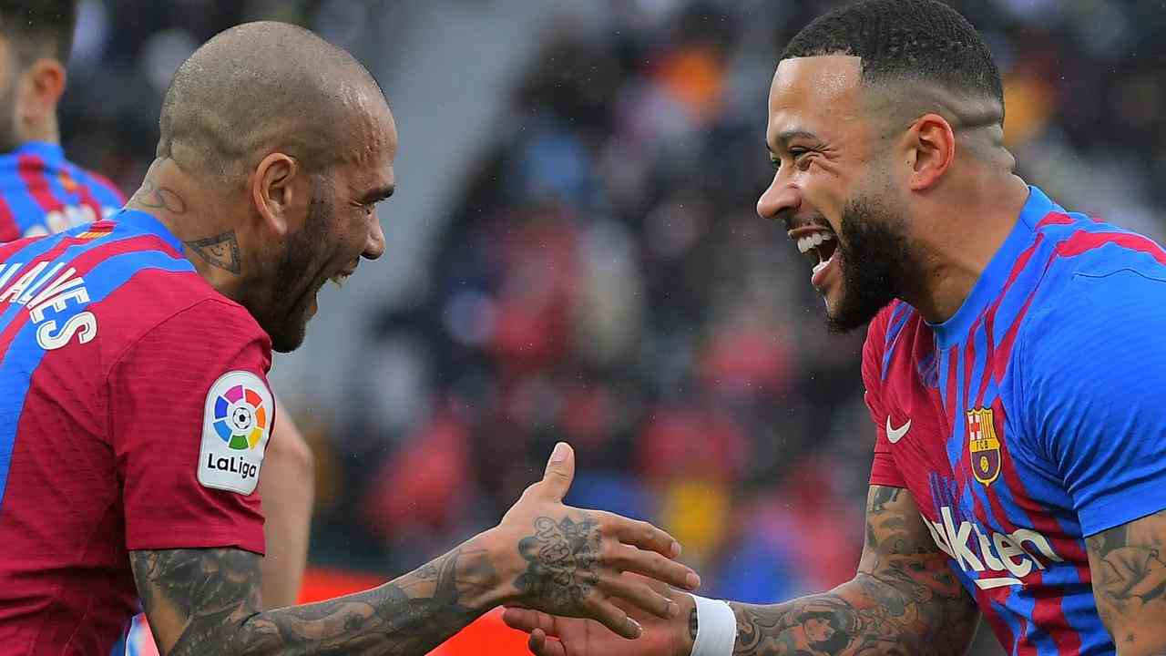 Dani Alves célèbre un but de Memphis Depay lors d'un match contre Elche.