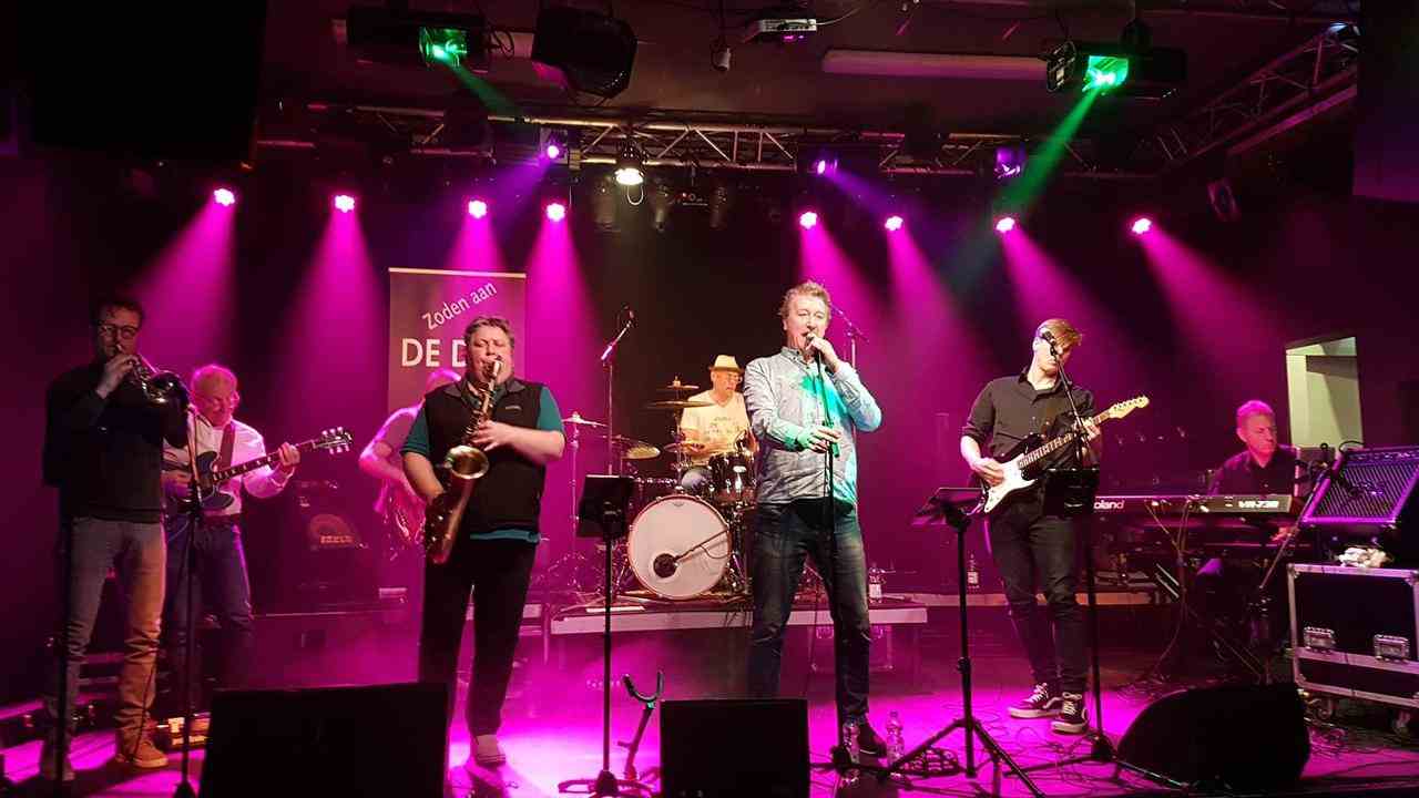 Le groupe hommage Zoden Aan De Dijk joue des œuvres de De Dijk depuis quinze ans.