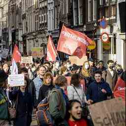 Des centaines detudiants manifestent a Amsterdam pour une bourse de
