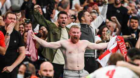 Des fans de football anglais arretes pour les saluts nazis