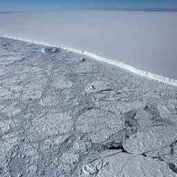 Des microplastiques decouverts dans de la neige fraiche en Antarctique