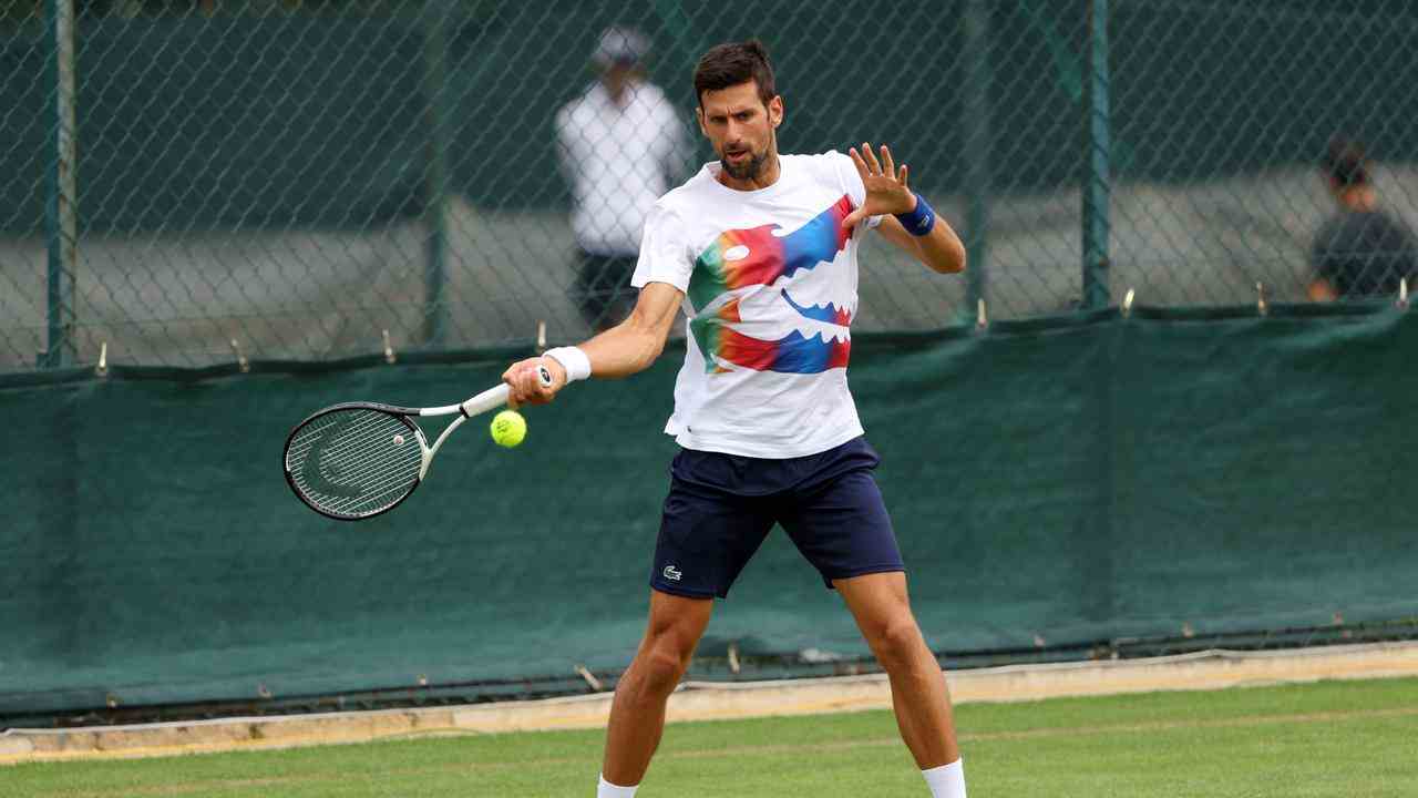 Novak Djokovic s'est entraîné samedi sur les courts en gazon de Wimbledon.
