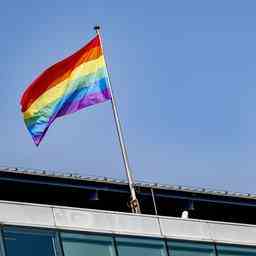 Feyenoord hisse le drapeau arc en ciel a De Kuip Cest