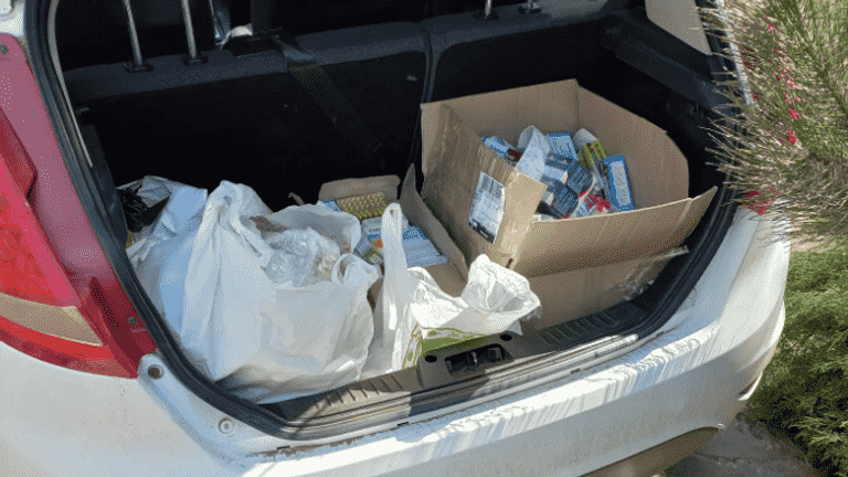 Ilya distribue des colis de nourriture et de médicaments aux nécessiteux de Melitopol.  Il a reçu ces fournitures début avril. 