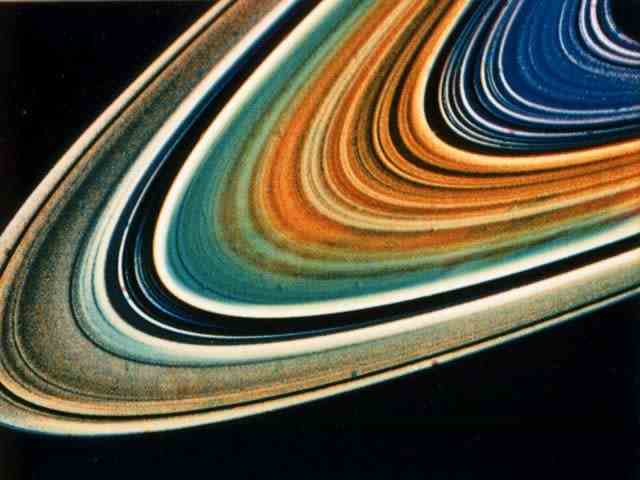 Les anneaux de Saturne sont représentés en fausses couleurs sur une image prise par un vaisseau spatial Voyager en 1981.
