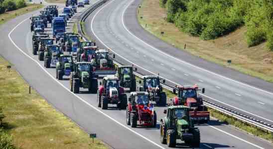 La police amende des centaines dagriculteurs sur les autoroutes mais