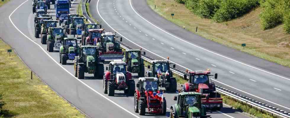 La police amende des centaines dagriculteurs sur les autoroutes mais