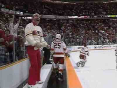 Le legendaire entraineur des Flames de Calgary Jim Bearcat Murray