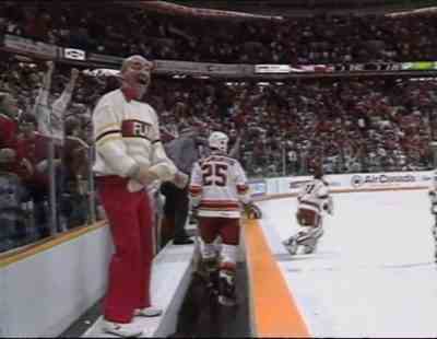 Le legendaire entraineur des Flames de Calgary Jim Bearcat Murray