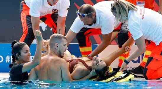 Lentraineur sauve une nageuse artistique americaine apres quelle sest evanouie