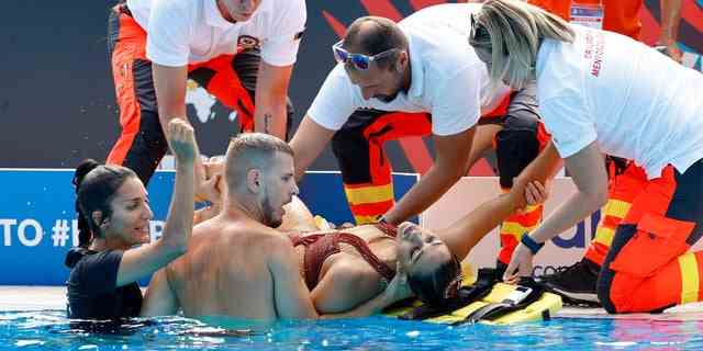 Lentraineur sauve une nageuse artistique americaine apres quelle sest evanouie