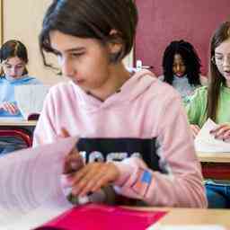 Les enfants des ecoles de village recoivent plus souvent des