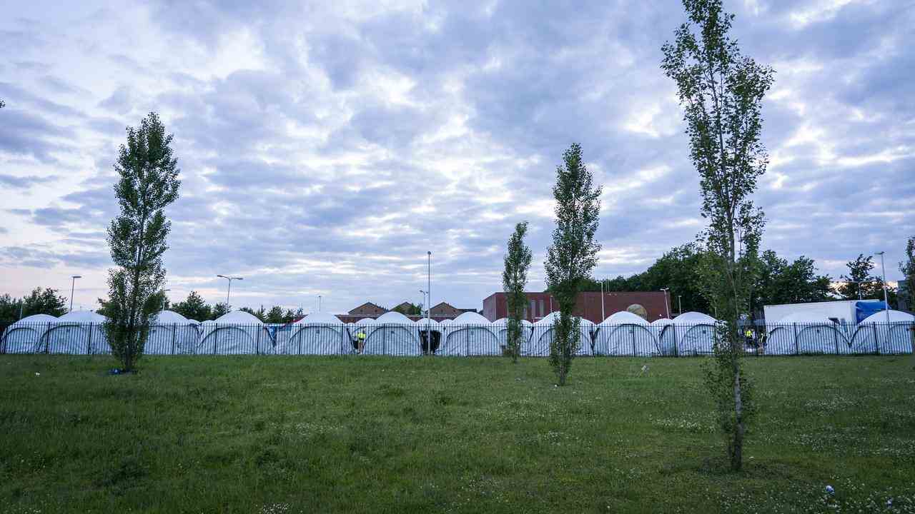 Les tentes d'urgence installées par la Croix-Rouge sur le terrain du centre de demande à Ter Apel.