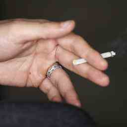 Moins de fumeurs tentent darreter de fumer et cest inquietant