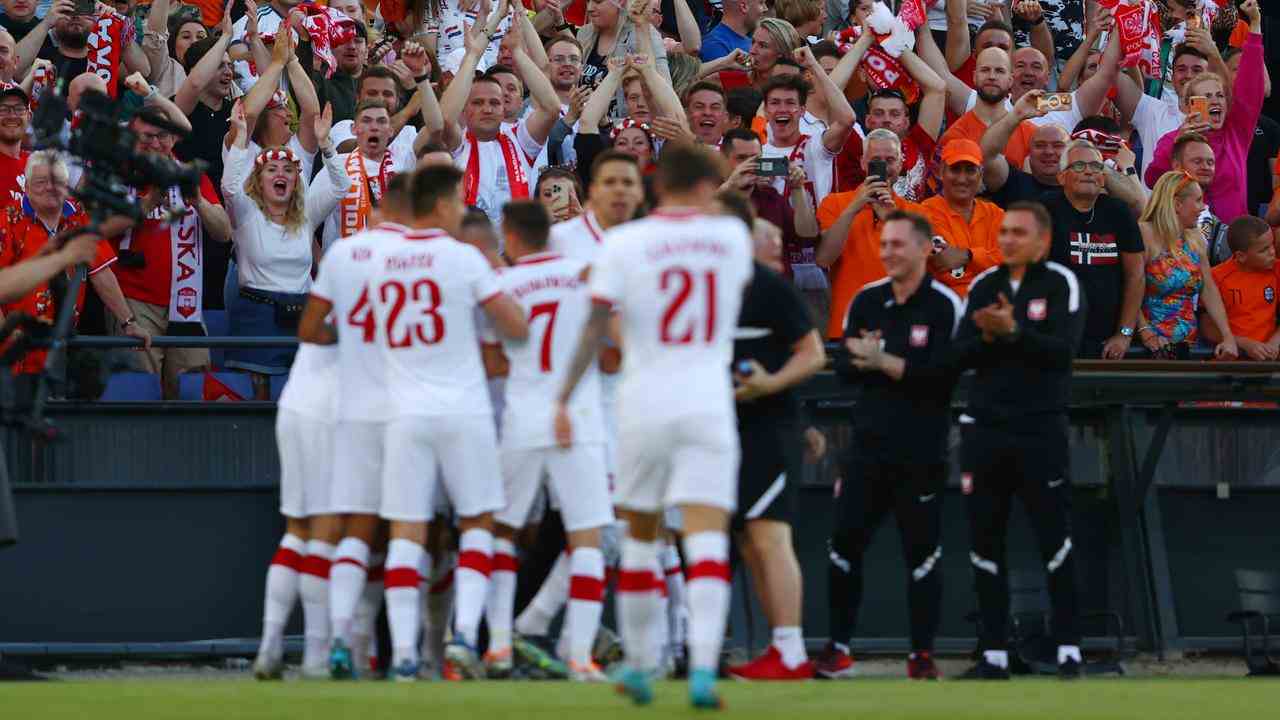 La Pologne applaudit après le 0-1 de Matthew Cash.