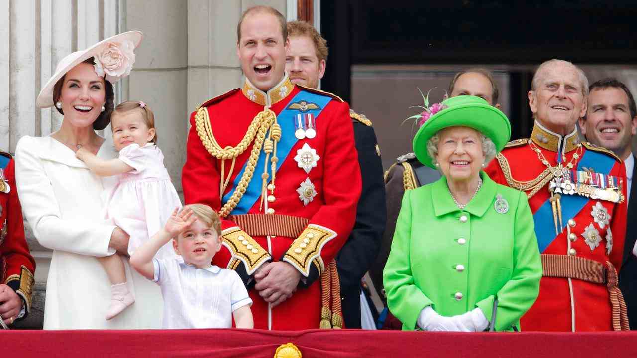 La reine Elizabeth apparaît chaque année avec une partie de sa famille sur le balcon.  Cette photo a été prise en 2016.