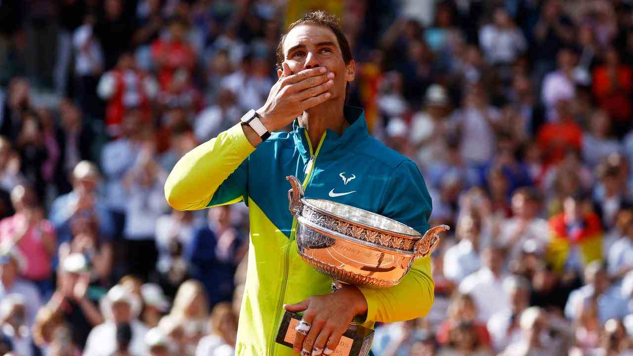 Rafael Nadal avec le trophée de Roland Garros.