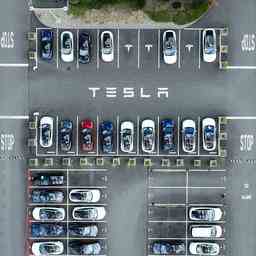 Tesla poursuivi en justice par des employes soudainement licencies