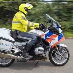 Un policier a moto et un conducteur de moto hors