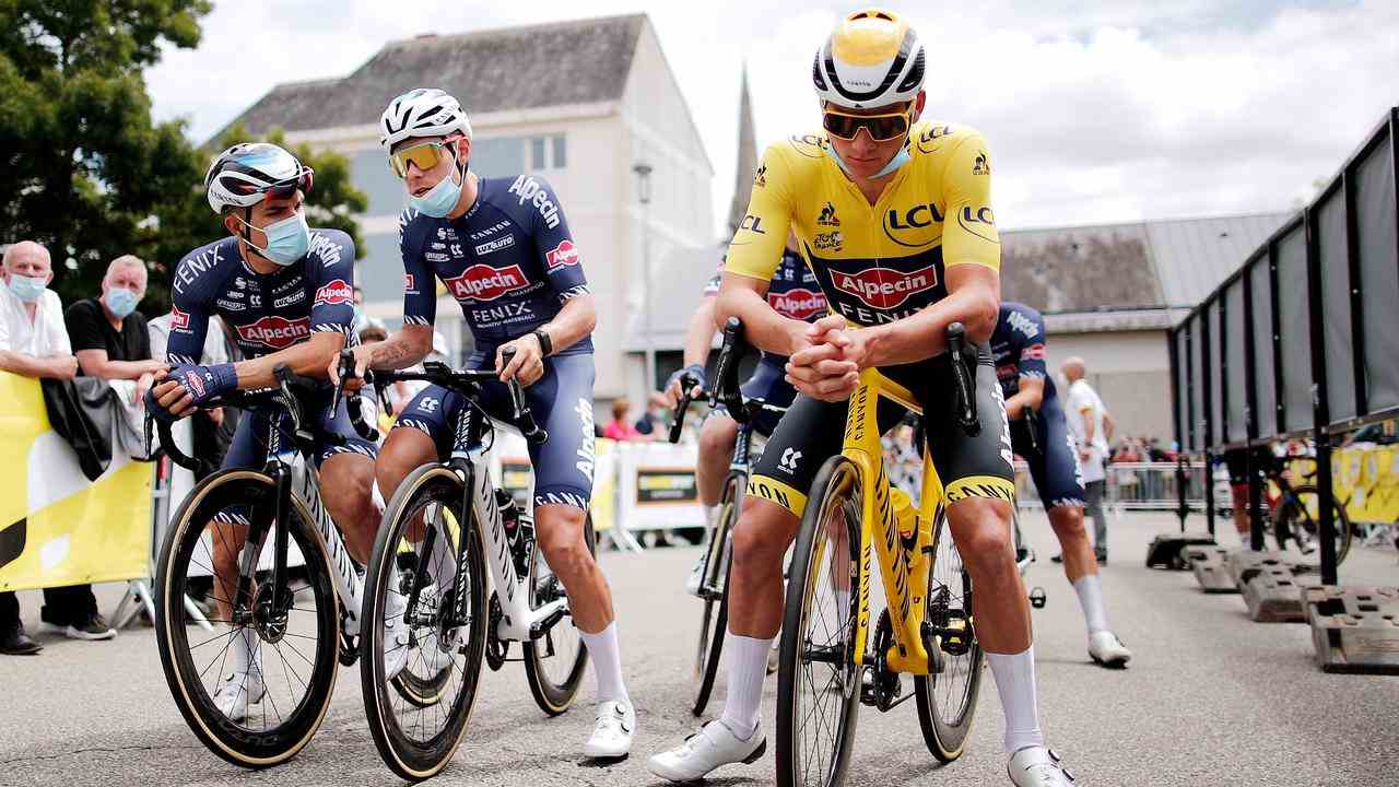 Mathieu van der Poel portait le maillot jaune du Tour l'année dernière.