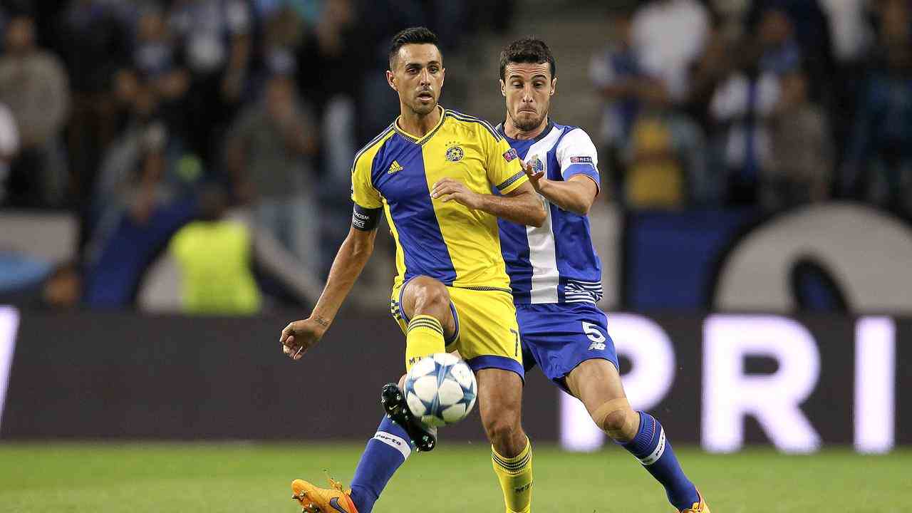 Eran Zahavi en action pour le Maccabi Tel Aviv lors d'un match de Ligue des Champions contre le FC Porto en 2015.