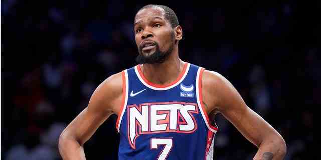 L'attaquant des Brooklyn Nets Kevin Durant réagit à l'appel d'un arbitre lors de la première moitié d'un match contre le Miami Heat le 3 mars 2022 à New York.