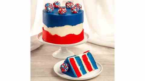 Nous prenons le gâteau Gâteau 4 couches rouge, blanc et bleu