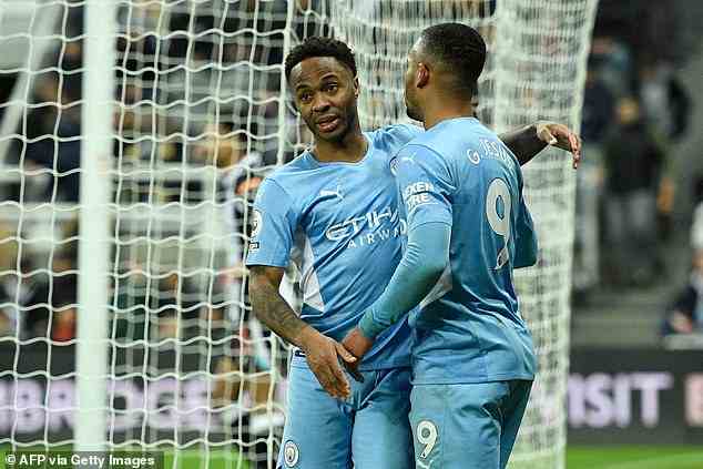 Gabriel Jesus (à droite) devrait rejoindre Arsenal tandis que Raheem Sterling (à gauche) pourrait rejoindre Chelsea