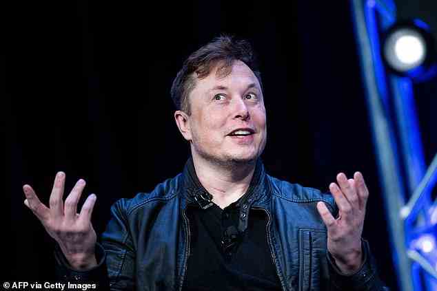 Musk fait face à des vents contraires financiers chez Tesla en raison du chaos de la chaîne flexible causé par Covid.  Sur la photo ci-dessus, Musk lors d'un événement à Washington, DC