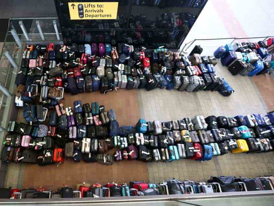 Files d'attente des bagages des passagers à l'aéroport d'Heathrow le 19 juin