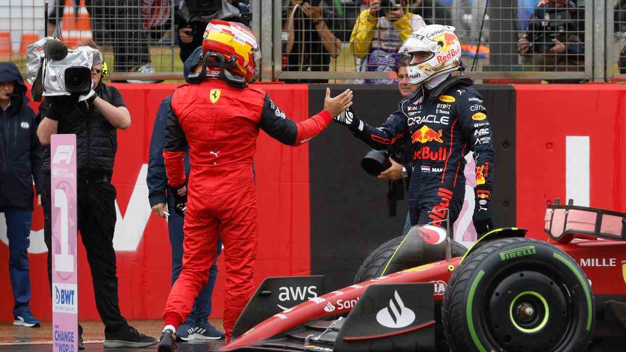 Max Verstappen adresse ses félicitations à Carlos Sainz.