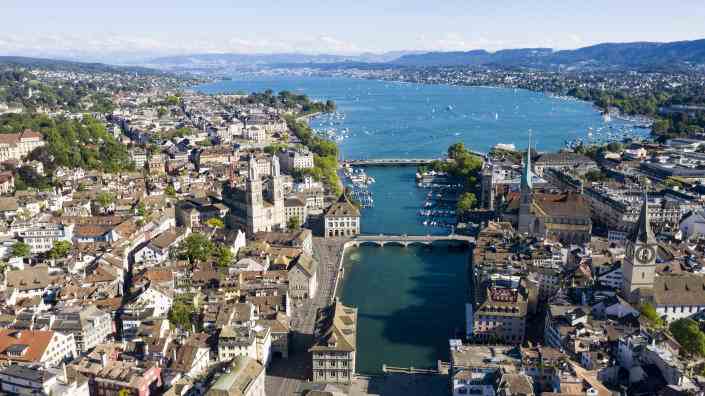 ZURICH, SUISSE - 12 JUILLET: Une vue aérienne par drone du centre-ville de Zurich, de la rivière Limmat, du lac de Zurich et de l'église Grossmunster se dresse pendant la pandémie de coronavirus le 12 juillet 2020 à Zurich, en Suisse.  La Suisse a largement levé la plupart de ses mesures de verrouillage des coronavirus et a jusqu'à présent enregistré environ 33 000 infections.  / Crédit photo : Christian Ender / Getty Images