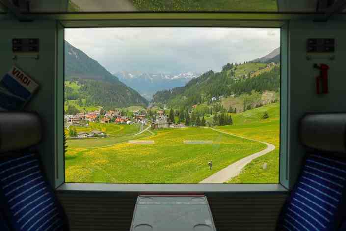 La photo prise le 22 mai 2022 montre une vue à travers la fenêtre d'un train circulant sur le chemin de fer rhétique dans la région de l'Albula/Bernina en Suisse.  Le chemin de fer rhétique dans le paysage Albula/Bernina a été inscrit sur la liste du patrimoine mondial de l'UNESCO en 2008.  / Crédit : Zheng Huansong/Xinhua via Getty Images