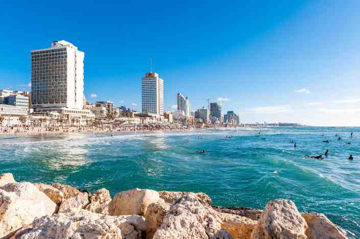Israël, Tel Aviv - 10 mars 2018 : Skyline de Tel Aviv sur la plage vue depuis la marina / Crédit : Michael Jacobs/Art in All of Us/Corbis via Getty Images