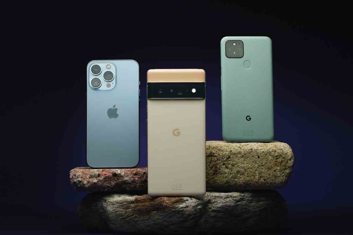 iPhone 13 et deux téléphones Google Pixel