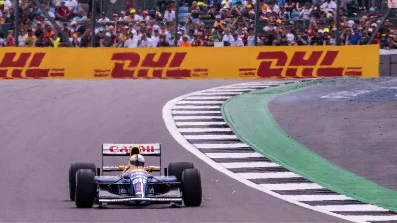 La voiture a le numéro de départ rouge cinq, le numéro emblématique que Mansell a conduit pendant une grande partie de sa carrière.