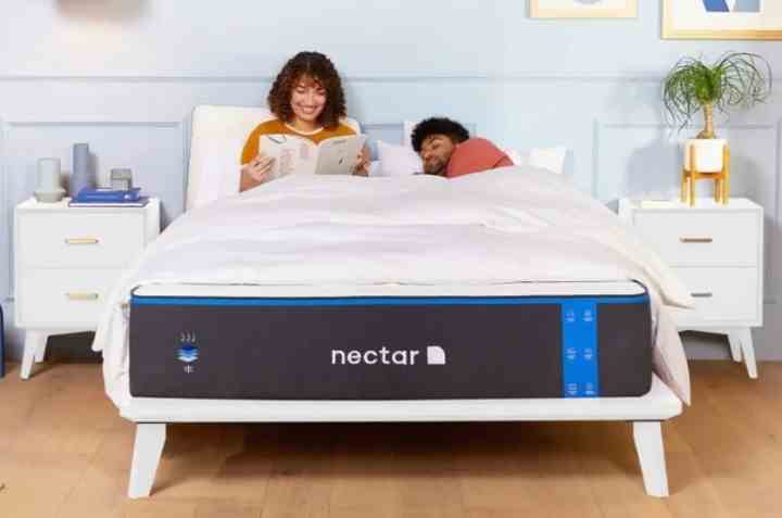 Un couple se repose sur un matelas à mémoire de forme Nectar dans une chambre.