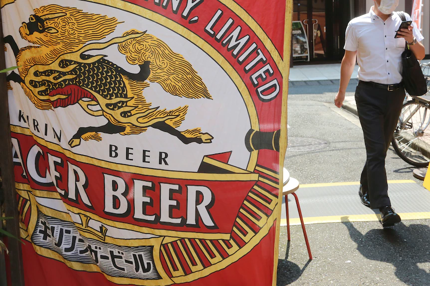 Un drapeau avec un logo de bière