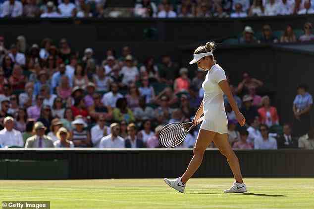 La Roumaine Simona Halep (photo) semble abattue alors que les membres de la foule regardent